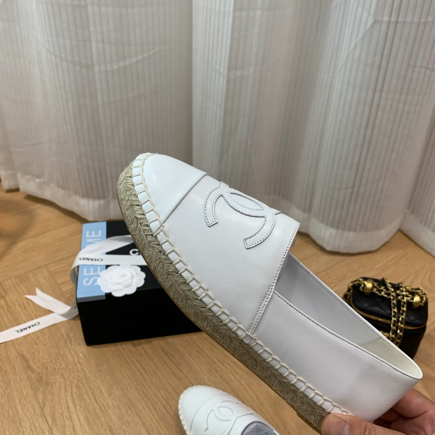 👟👟Ex-factory price 440👟👟 👑New colors are coming ✌️New version of Chanel fisherman shoes is coming❗️Delivered in a full set of top-notch packaging. The quality of my fisherman shoes has not been introduced much, everyone who has had them knows it! The original customized upper, and my outsole is the original translucent outsole, the opaque outsole is the wrong version, full set of authentic packaging ❗️ size: 35-40, running price